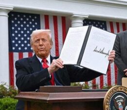 Trump’tan şaşırtan karar: ‘Gümrük vergisi gelirini halka dağıtabiliriz!’