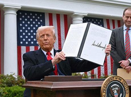 Trump’tan şaşırtan karar: ‘Gümrük vergisi gelirini halka dağıtabiliriz!’