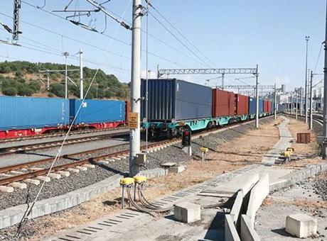 Türkiye-Çin-Avrupa Demiryolu Hattı’nda yola çıkan iki yük treni İstanbul’a ulaştı