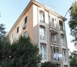 Ümraniye’de 5 katlı binanın çatısında yangın çıktı! Ekipler hemen müdahale etti