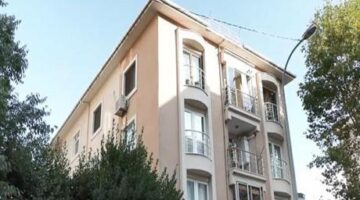 Ümraniye’de 5 katlı binanın çatısında yangın çıktı! Ekipler hemen müdahale etti