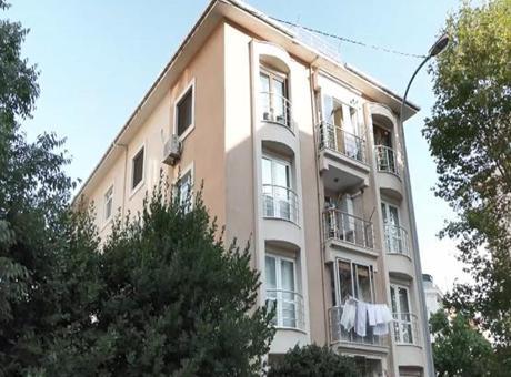 Ümraniye’de 5 katlı binanın çatısında yangın çıktı! Ekipler hemen müdahale etti