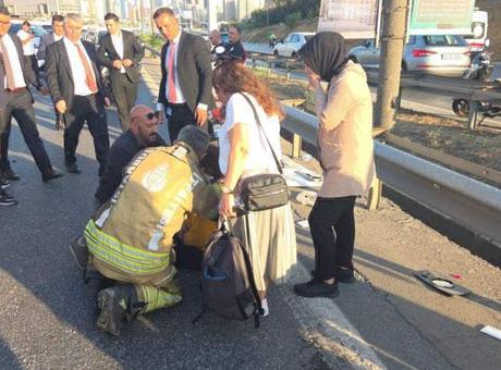 Ümraniye’de servis midibüsü devrildi: 8 yaralı