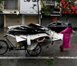 Vietnam’ı Kajiki Tayfunu esir aldı! Binlerce kişi tahliye ediliyor
