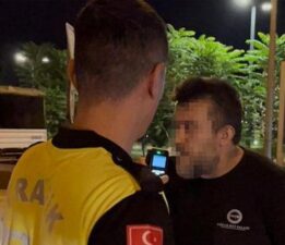 Yakalanınca uyuşturucuyu camdan attı! ‘Polis salaktı zaten görmeyecekti bunu’