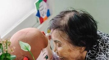 Yapay zekalı bez bebek yalnız yaşayan yaşlılara arkadaşlık ediyor