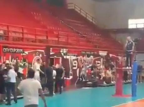 Yunanistan-İsrail maçında Filistin protestosu: Bayrak açanlara polisten sert müdahale!
