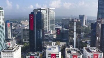 Yurtta 30 Ağustos coşkusu: Maslak’ta gökdelenler kırmızı beyaza büründü
