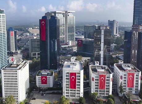 Yurtta 30 Ağustos coşkusu: Maslak’ta gökdelenler kırmızı beyaza büründü