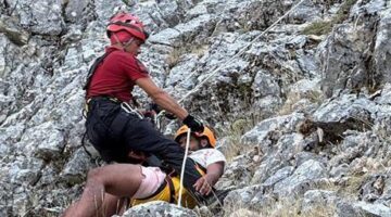 Zamanla yarış! Yamaç paraşütündekiler kayalıklara düştü