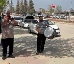 Adana’da sınavı geçen kişi sevincini davul zurna eşliğinde kutladı