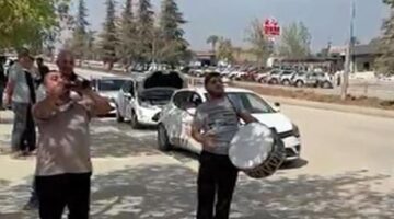 Adana’da sınavı geçen kişi sevincini davul zurna eşliğinde kutladı