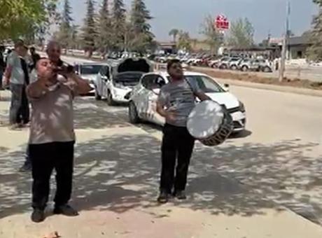 Adana’da sınavı geçen kişi sevincini davul zurna eşliğinde kutladı