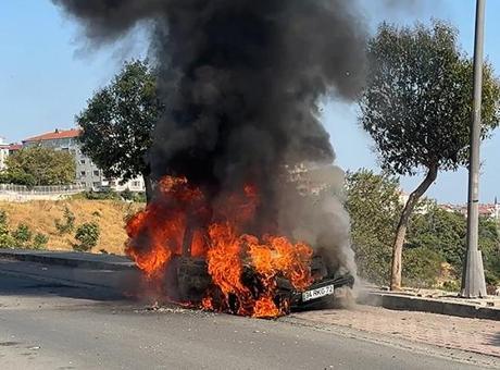 Avcılar’da park halindeki otomobil alev alev yandı
