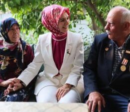 Bakan Göktaş’tan 48 yıllık evli çifte ziyaret