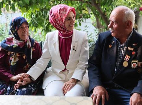Bakan Göktaş’tan 48 yıllık evli çifte ziyaret