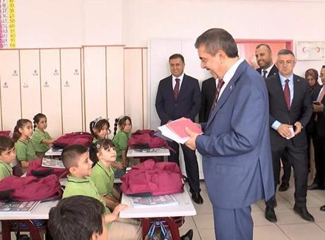 Bakan Tekin mektupla kendisini okula devet eden öğrencileri ziyaret etti
