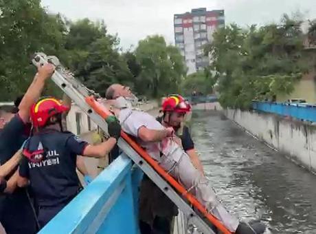 Bakırköy’de şoke eden olay! Kafenin çatısından dereye düştü