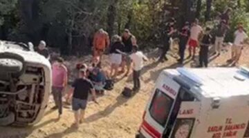 Balıkesir’de tur minibüsü şarampole devrildi: 13 yaralı