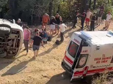 Balıkesir’de tur minibüsü şarampole devrildi: 13 yaralı