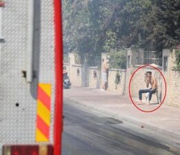 Benzin döküp evi ateşe verdi, oturup yangını izledi