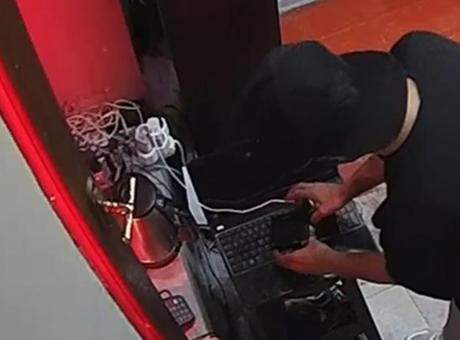 Beyoğlu’nda dükkan hırsızı kamerada! Çalışan, 10 bin lira ve telefonu çaldı