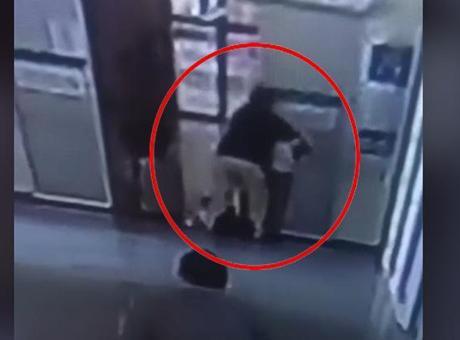Boğazına poğaça kaçan hastayı sekreter kurtardı! Hayat kurtaran hamle kamerada