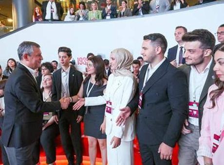 CHP Lideri Özgür Özel, gençlerle bir araya geldi