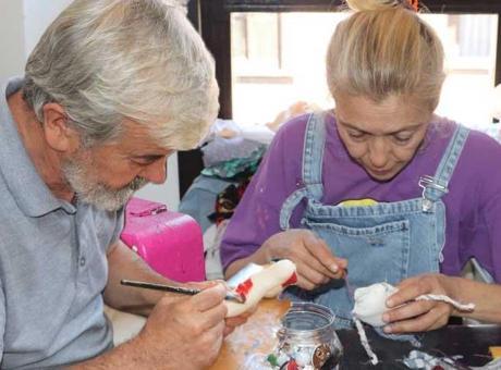 Çocukları için yaptılar, şimdi dünya onların peşlerinde! Mühendisliği bıraktı kocası ile üretime geçti: ‘Bir günde 20 tane yapıyoruz’