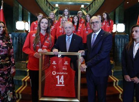 Cumhurbaşkanı Erdoğan A Milli Kadın Voleybol Takımı’nı Külliye’de kabul etti