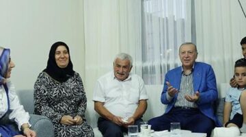 Cumhurbaşkanı Erdoğan, Malatya’da depremzede aileyi ziyaret etti! Yeni evlerinde ilk ziyaret
