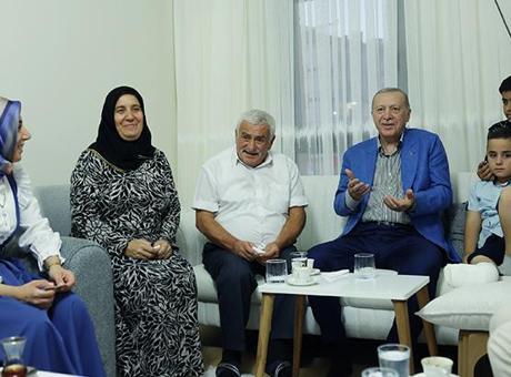 Cumhurbaşkanı Erdoğan, Malatya’da depremzede aileyi ziyaret etti