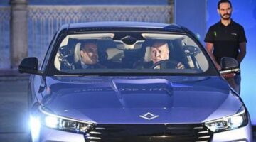 Cumhurbaşkanı Erdoğan Togg’un yeni modeli T10F’in direksiyon koltuğunda: İlk teslimat yapıldı