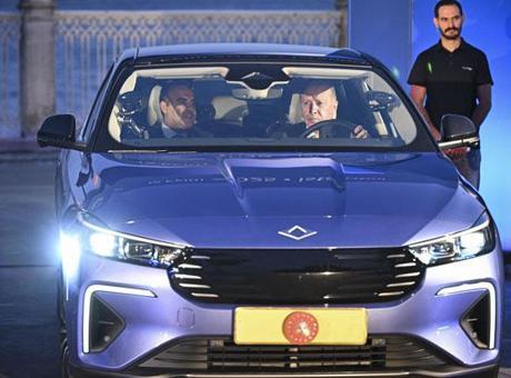 Cumhurbaşkanı Erdoğan Togg’un yeni modeli T10F’in direksiyon koltuğunda: İlk teslimat yapıldı