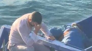 Denize düşen kadını gördü bir an bile tereddüt etmedi! Galata Köprüsü’nden atladı