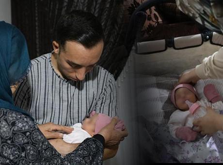 Doğum sonrası hastaneden eve dönen aile bebeğin kıyafetlerini çıkardı şoka girdi: Çok korktuk