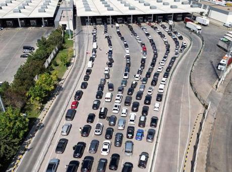 Edirne’deki kapılarda gurbetçi yoğunluğu! Milyonlarca kişi geçiş yaptı
