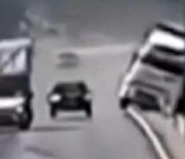 Feci kaza kamerada: TIR yol kenarındaki direğe çarptı
