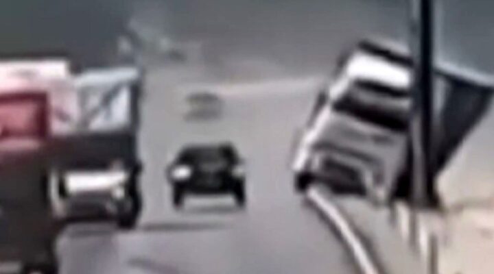 Feci kaza kamerada: TIR yol kenarındaki direğe çarptı