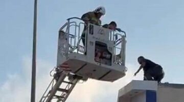 Hatay’da çatıda dehşet! Elindeki bıçakla kendine zarar verdi, çevreyi tehdit etti