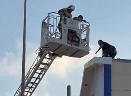Hatay’da çatıda dehşet! Elindeki bıçakla kendine zarar verdi, çevreyi tehdit etti