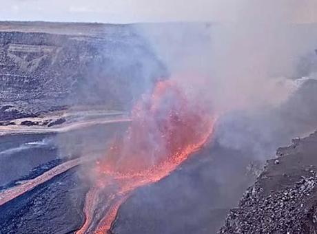 Hawaii’de Kilauea Yanardağı 32’nci kez patladı: Lavlar 100 metreye yükseldi!