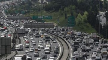 İstanbul’da akşam saatlerinde trafik yoğunluğu yaşanıyor