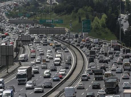 İstanbul’da akşam saatlerinde trafik yoğunluğu yaşanıyor