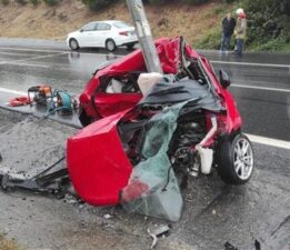 İstanbul’da korkunç kaza! Direğe çarpan otomobil hurdaya döndü, sürücü hayatını kaybetti