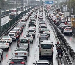 İstanbul’da yağmur trafiği kilitledi: Yoğunluk yüzde 80’e ulaştı