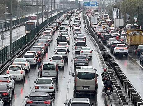 İstanbul’da yağmur trafiği kilitledi: Yoğunluk yüzde 80’e ulaştı