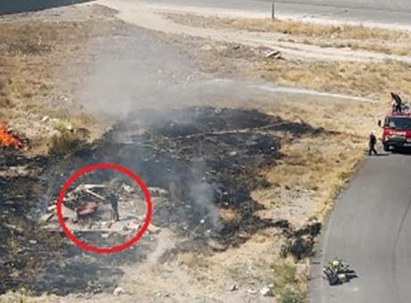 İtfaiye alevlerle boğuştu, o salçasını karıştırmaya devam etti
