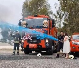 İtfaiye aracında duygusal anlar! Çift bebeklerinin cinsiyetini sıra dışı sürprizle öğrendi