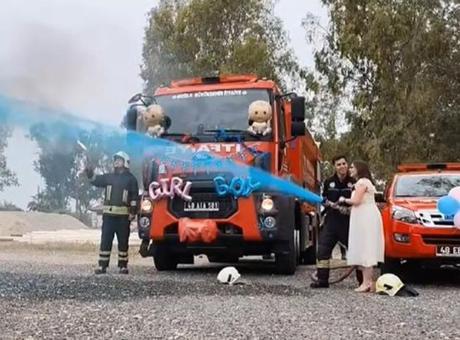 İtfaiye aracında duygusal anlar! Çift bebeklerinin cinsiyetini sıra dışı sürprizle öğrendi